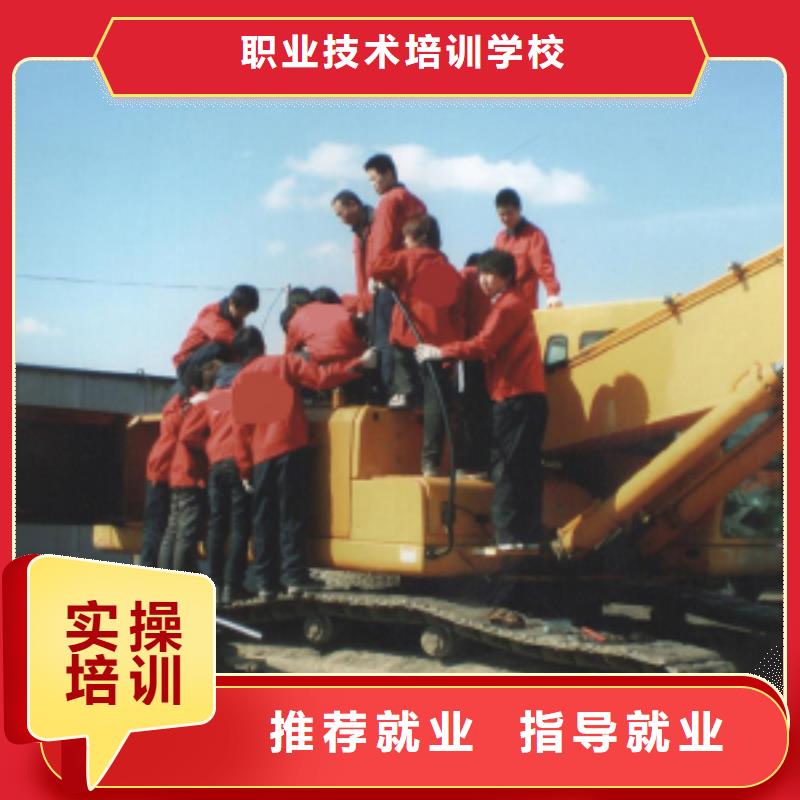 挖掘机操作_保定虎振技工学校老师专业