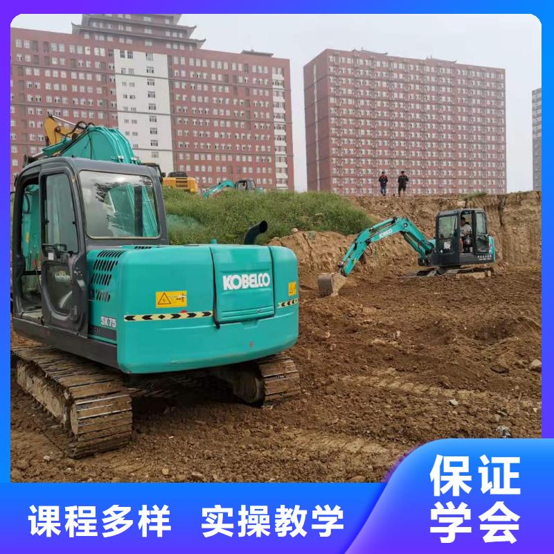 挖掘机技校_新能源汽修学校哪家好手把手教学
