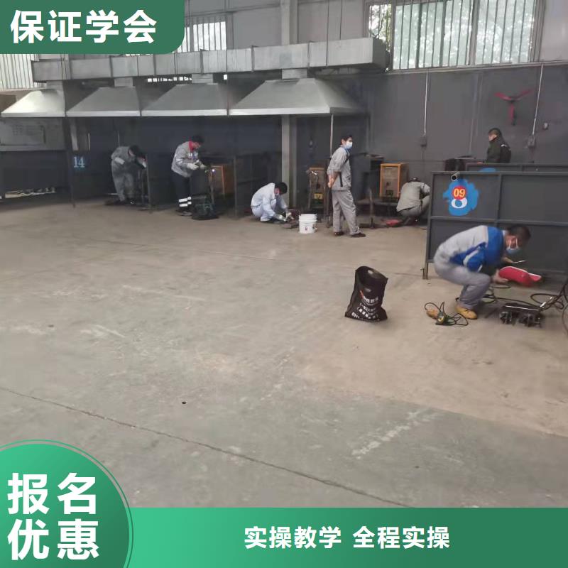 焊工学校挖掘机培训学校学真本领