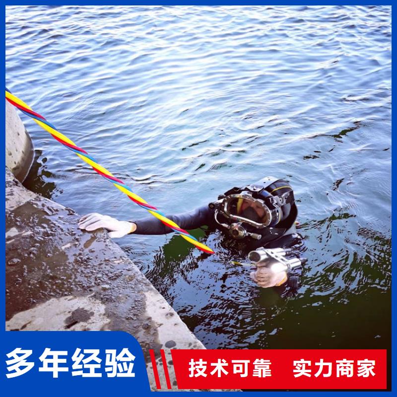 潜水员水下清理技术精湛