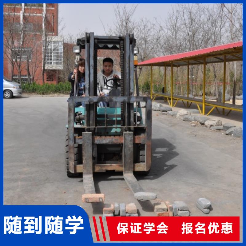 附近挖掘机培训学校手把手教学