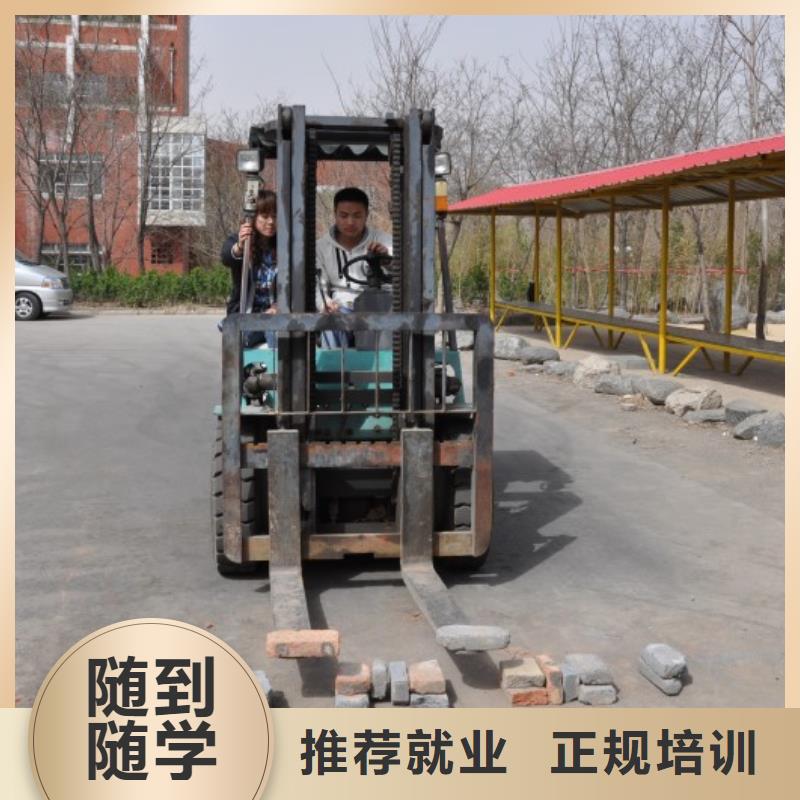 参观挖机实训基地实操培训