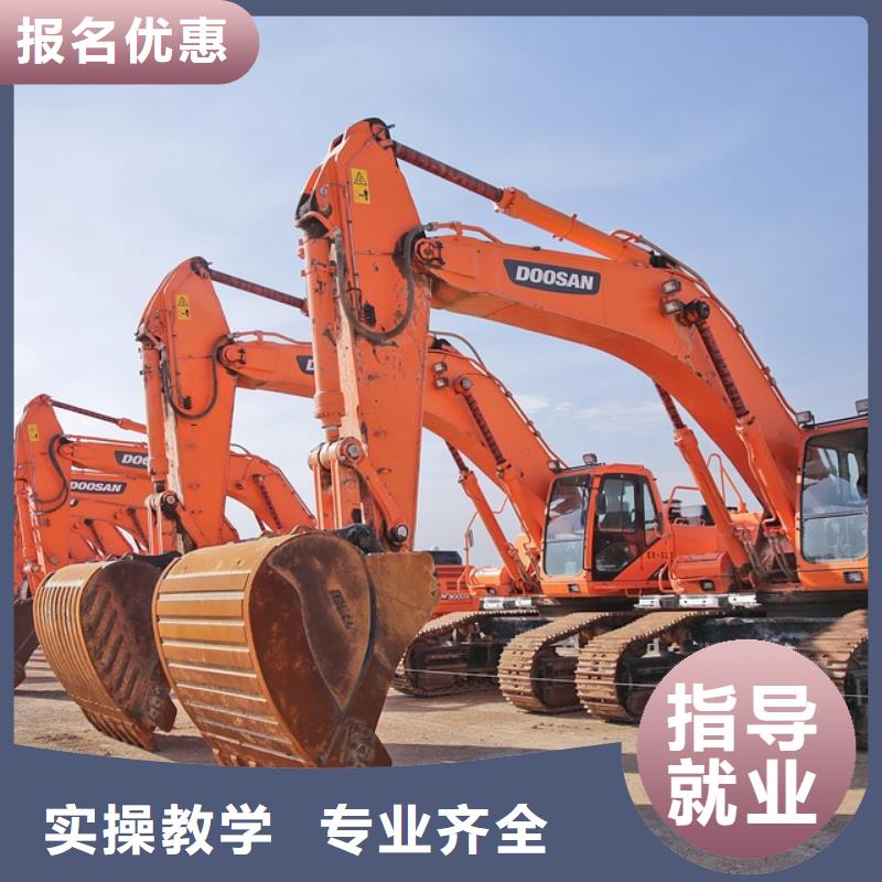 参观挖机实训基地实操培训