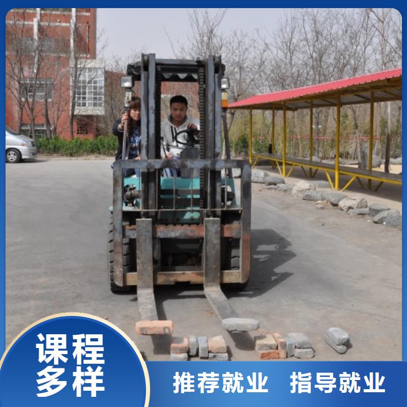 参观挖机实训基地实操培训