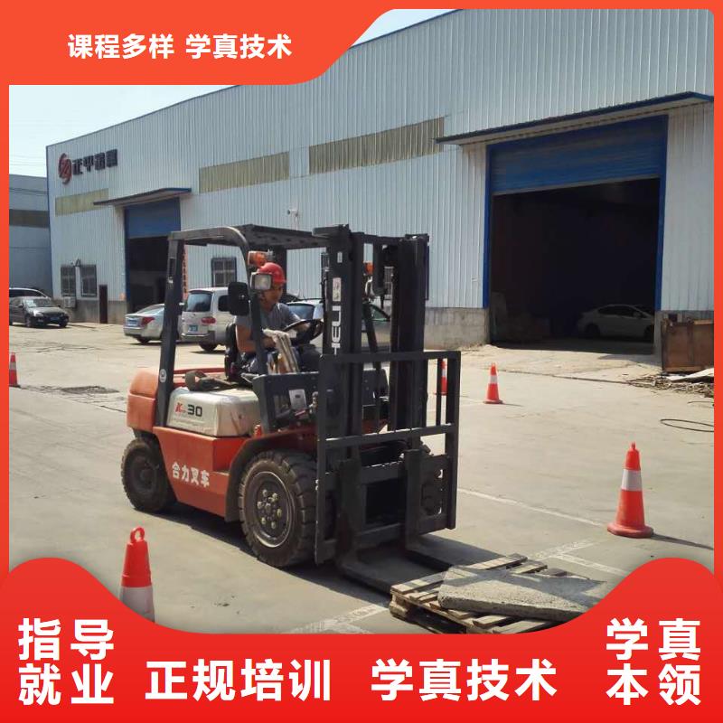 参观挖机实训基地实操培训