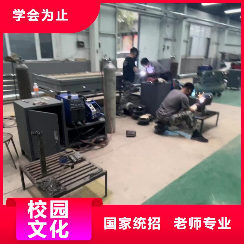 虎振技工学校挖掘机培训万人高校